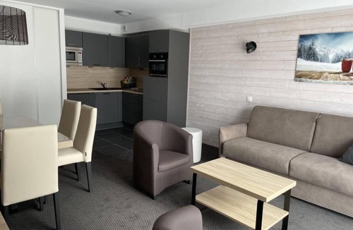 Eaux-Bonnes Apartment | 80m from resort center, Ground floor, view ski slopes, swimming pool, balcony, tv, ski locker, 52m²