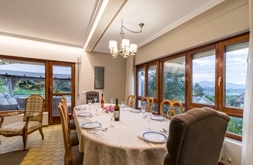 Colindres House | 92 m² House ∙ 6 bedrooms ∙ 12 guests