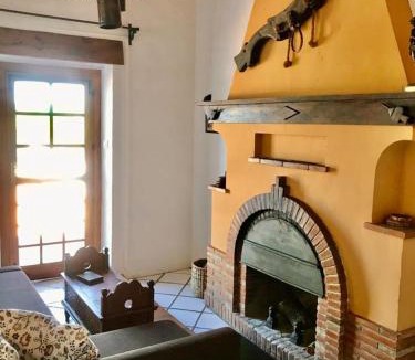 Recas House | A 30 min del Puy de Fou y Toledo con piscina, bbcoa, AC, free Wifi, jardín, terraza con magníficas vistas