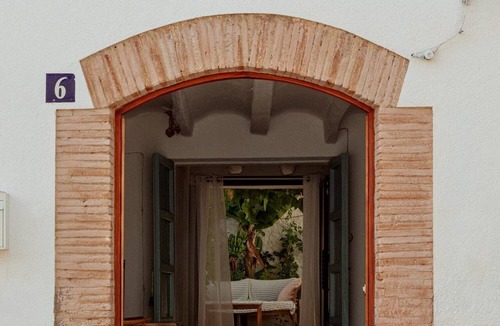 Saifores House | A charming little house nestled between vineyards and the sea.