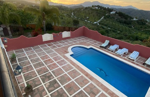 Coin Ski Chalet | A peaceful countryside retreat amongst palm trees and nature with private pool
