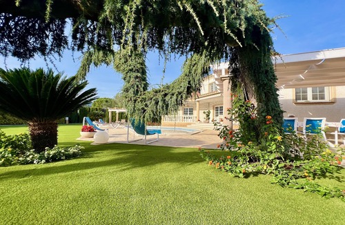 Calonge Villa | A spacious 4 bedroom villa, all with en suite bathrooms, large garden & Pool