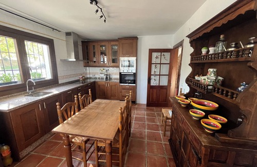 Torrequebrada Ski Chalet | Acogedora Casa Independiente con Piscina a un Minuto de la Playa