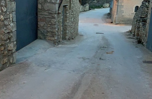 Adradas House | AGRADABLE CASA CON CHIMENEA Y PATIO PRIVADO.