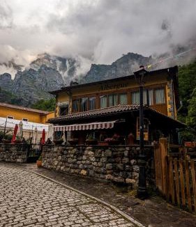 Cain Hostel | Albergue de Caín "El Diablo de la peña"