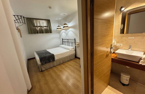 Puente La Reina Hostel | Albergue Jakue - Hostel
