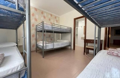 Caldas de Reis Hostel | Albergue O Cruceiro - Hostel