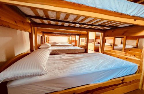 Comunero de Revenga Hostel | Albergue Pinares - La Casona de Revenga