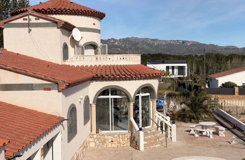 Les Tres Cales Ski Chalet | Amarella Costa Dorada House with 3 bedrooms and pool for groups and families