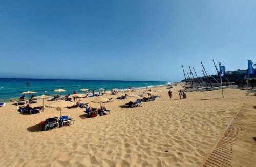 Esquinzo Apartment | Amplio apartamento en la playa del Esquinzo