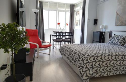 Torremolinos City Centre Apartment | Amplio estudio,vista mar y montaña, a pasos del centro