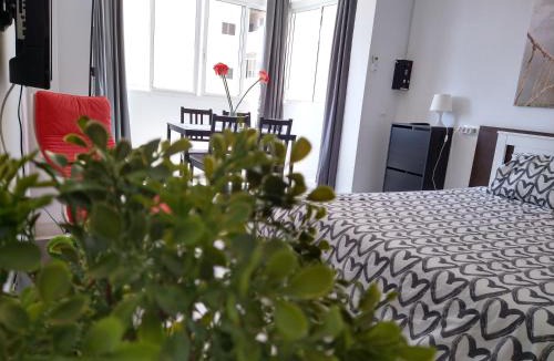 Torremolinos City Centre Apartment | Amplio estudio,vista mar y montaña, a pasos del centro
