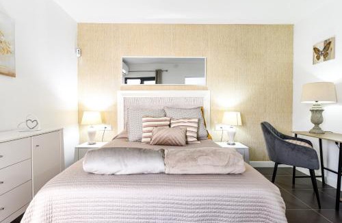 Villaverde Apartment | Apartamento Amarillo de Diseño con Jacuzzi Privado