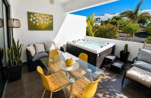 Villaverde Apartment | Apartamento Amarillo de Diseño con Jacuzzi Privado