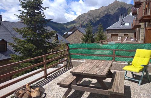 Taull Apartment | Apartamento con gran terraza y vistas panorámicas en Taüll, con plaza de parking
