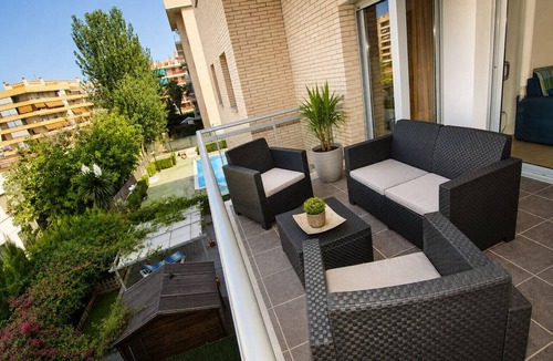 La Pineda Apartment | Apartamento con piscina junto a la playa