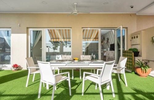 Carihuela Apartment | Apartamentos LOLA y MANUELA en primera línea playa Carihuela con excelente Terraza-jardin de 80 m2 frente al Mar con aparcamiento privado Ideal para descansar oyendo las olas del Mar