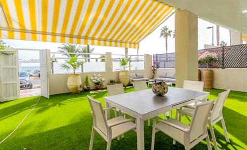 Carihuela Apartment | Apartamentos LOLA y MANUELA en primera línea playa Carihuela con excelente Terraza-jardin de 80 m2 frente al Mar con aparcamiento privado Ideal para descansar oyendo las olas del Mar