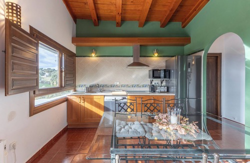 Fresnedillas de la Oliva Apartment | Apartment 'Casa Alta' with Shared Pool, Private Terrace and Wi-Fi