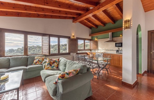 Fresnedillas de la Oliva Apartment | Apartment 'Casa Alta' with Shared Pool, Private Terrace and Wi-Fi