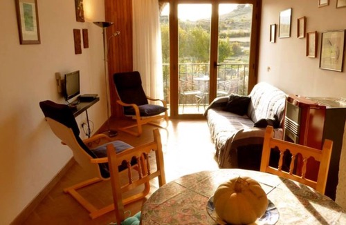 Ibero Cottage | Apartment (2+1 pax) next to the river, with pool and 10 minutes from Pamplona