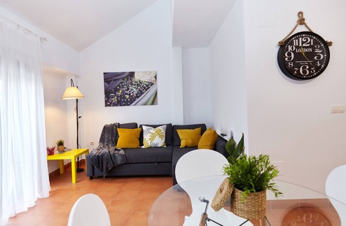 Old Town Baeza Apartment | Apartment 'Aires De Baeza' with Balcony, Wi-Fi and Air Conditioning