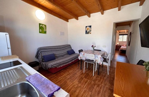 Alojera Apartment | Apartment 'Alquilaencanarias Plaza Alojera 2' with Sea View and Wi-Fi