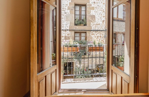 Ezcaray Apartment | Apartment 'Altuzarra' with Mountain View, Private Terrace and Wi-Fi