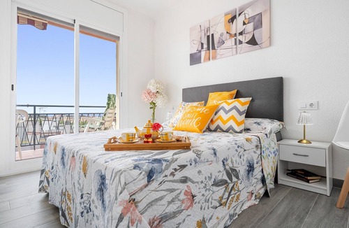 Torredembarra Apartment | Apartment 'Apartamento Moderno Y Soleado' with Sea View, Wi-Fi and Air Conditioning