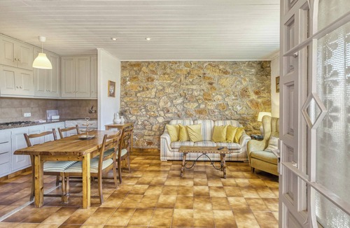Begur Apartment | Apartment 'Bajo 1' with Private Terrace and Wi-Fi