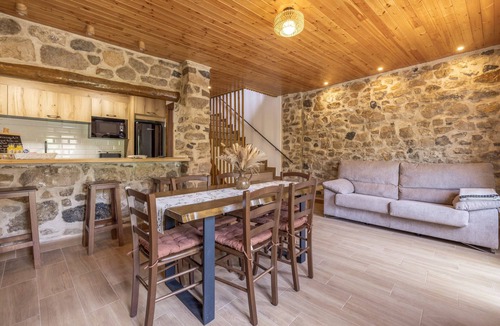 Corbera d'Ebre Apartment | Apartment 'Ca La Inés' with Private Terrace, Wi-Fi and Air Conditioning