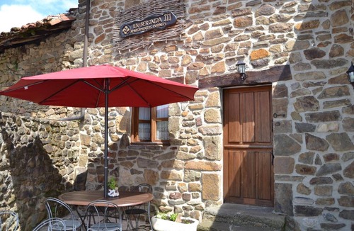 Bueres Apartment | Apartment 'Castaño' with Private Terrace and Wi-Fi