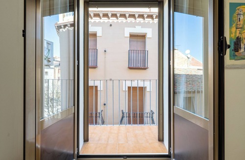 Caspe Apartment | Apartment 'El Compromiso' with Balcony, Wi-Fi and Air Conditioning