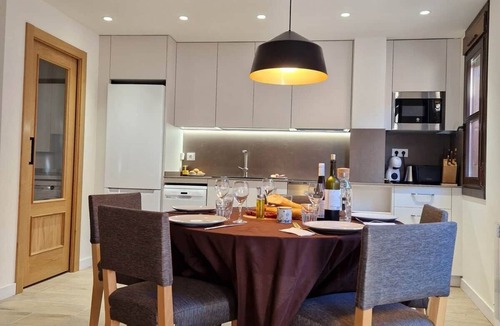 La Puebla de Castro Apartment | Apartment. Labitolosa, perfect for families and groups (Casa Albañil)
