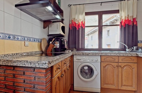 Portilla de la Reina Apartment | Apartment 'Invernal De Picos' with Mountain View, Private Terrace and Wi-Fi