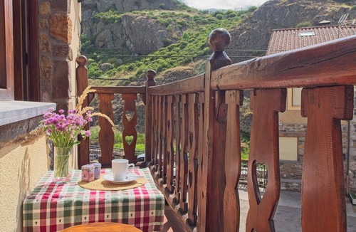 Portilla de la Reina Apartment | Apartment 'Invernal De Picos' with Mountain View, Private Terrace and Wi-Fi