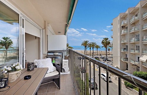 Vilanova I la Geltru Apartment | Apartment 'Precioso Piso Frente Al Mar' with Balcony, Wi-Fi and Air Conditioning