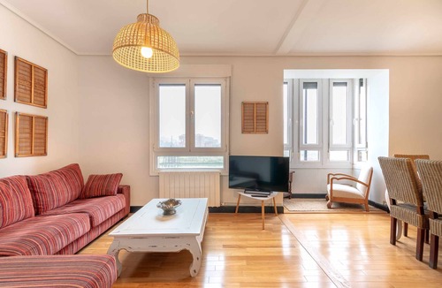 Erandio Apartment | Apartment in front of Bilbao River, next to metro