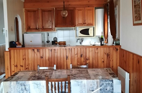 L'Escala Apartment | Apartment in quiet area with pool and parking