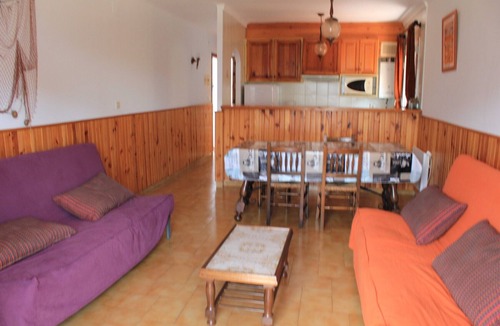 L'Escala Apartment | Apartment in quiet area with pool and parking