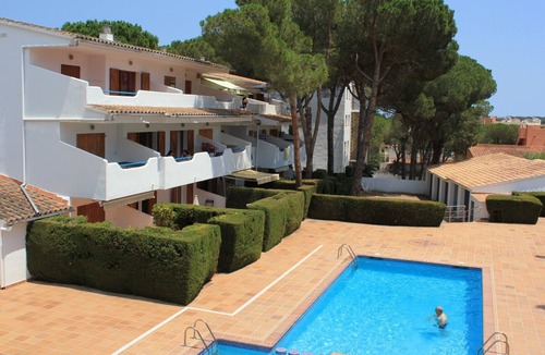 L'Escala Apartment | Apartment in quiet area with pool and parking