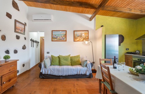 El Pinar de El Hierro Apartment | Apartment 'La Casa Verde' with Sea View, Wi-Fi and Air Conditioning