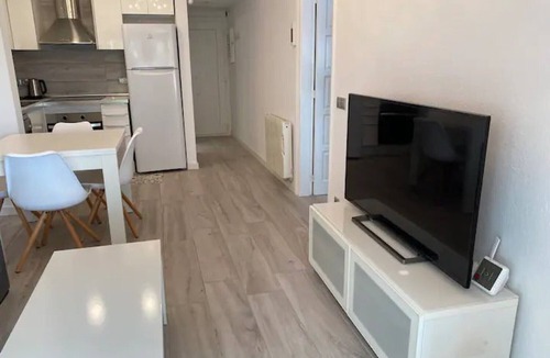 L'Escala Apartment | Apartment 'Montiro' with Mountain View, Wi-Fi and Air Conditioning
