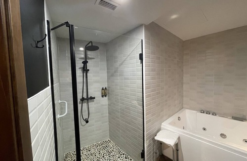 Hervas Apartment | Apartment number 4 Suite with Jacuzzi - 1 bedroom