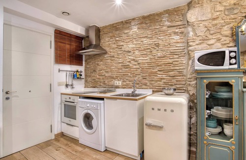Barri Vell Apartment | Apartment “Old Side Girona one” with Balcony, Wi-Fi & A/C