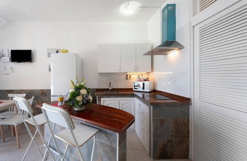 Alojera Apartment | Apartment 'Playa Azul - 4' with Sea View, Wi-Fi and Air Conditioning