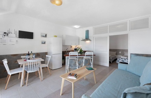 Alojera Apartment | Apartment 'Playa Azul - 3' with Sea View, Wi-Fi and Air Conditioning
