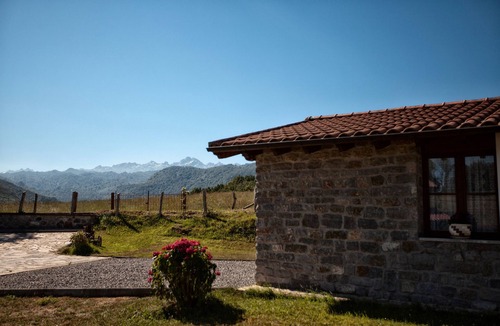 Cangas de Onis House | Apartment 'Trasgu' with Mountain View, Private Terrace and Wi-Fi