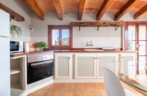 Establiments Apartment | Apartment 'Vista Montaña' with Mountain View, Shared Pool and Wi-Fi