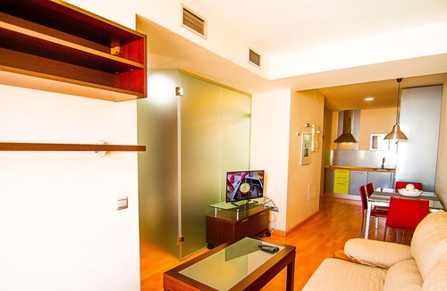 Almeria Centro Apartment | Apartment with double bed and kitchen
